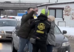 VIDEO: agresīvs autovadītājs Rīgā cenšas "pārmācīt" velosipēdistu. "Izbeidz! Cilvēki filmē!"