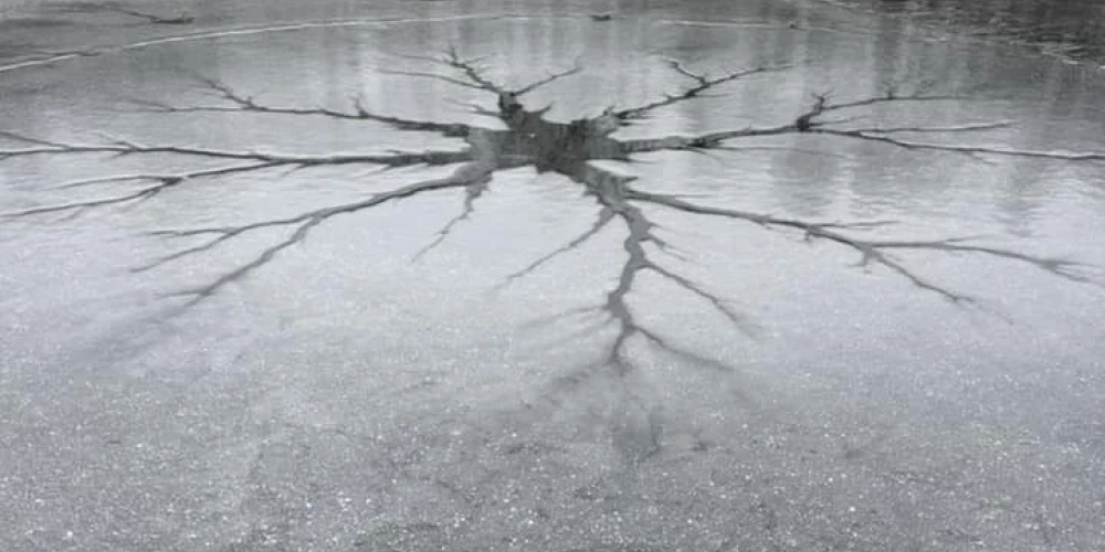 Iedzīvotāji uz aizsalušiem ezeriem pamanījuši neparastus skatus.