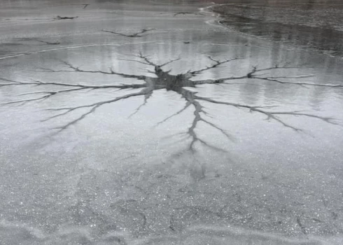 Iedzīvotāji uz aizsalušiem ezeriem pamanījuši neparastus skatus.