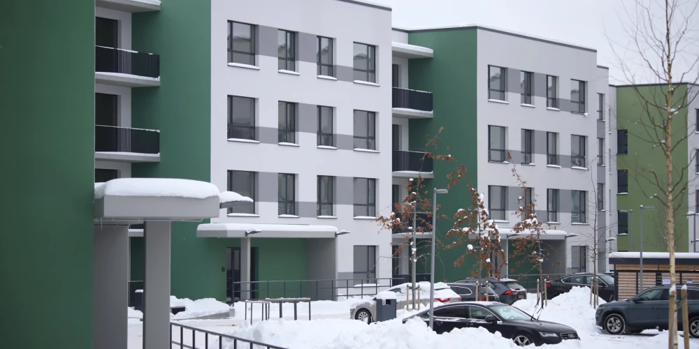 Вместо того чтобы цены на новостройки реагировали на конкуренцию, они остаются высокими или продолжают расти, еще больше увеличивая разрыв между предложением и реальным спросом.