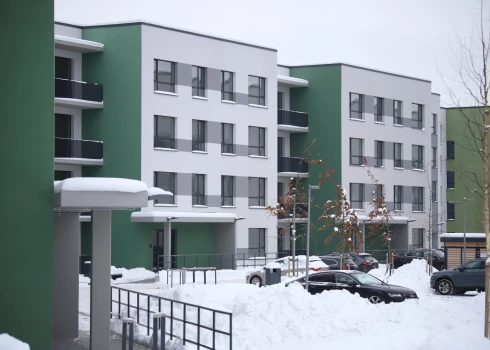 Вместо того чтобы цены на новостройки реагировали на конкуренцию, они остаются высокими или продолжают расти, еще больше увеличивая разрыв между предложением и реальным спросом.