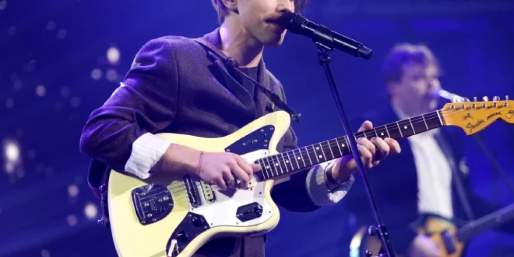 Koncertā uz skatuves kāps grupa "Carnival Youth".