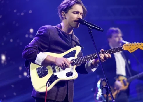 Koncertā uz skatuves kāps grupa "Carnival Youth".