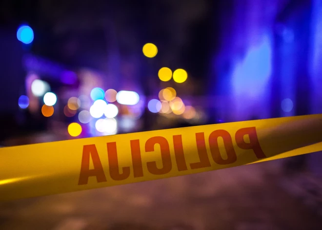 Grīziņkalnā dzīvoklī atrasts vīrieša līķis ar durtu brūci; aizturēta viņa dzīvesbiedre