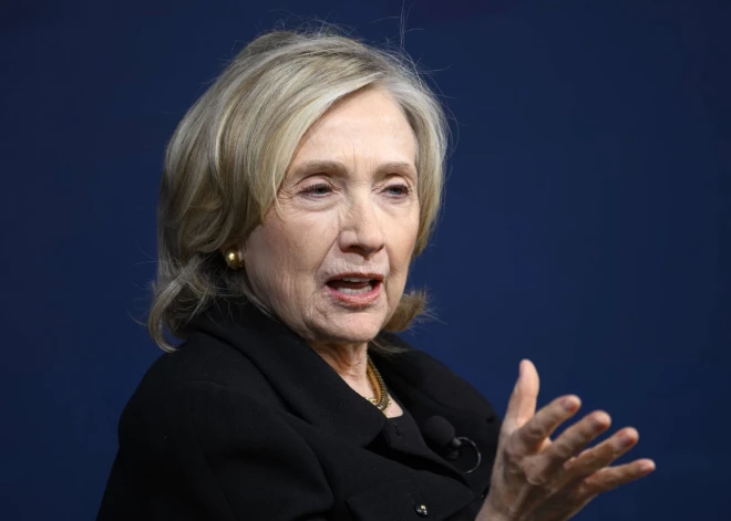 Hilarija Klintone apsūdz Trampu Epstīna failu slēpšanā un aicina publiskot visus dokumentus