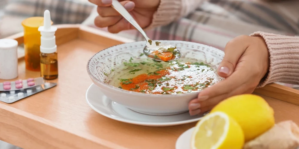 Хотя куриный суп часто считают «бабушкиной сказкой», исследования показывают, что он может приносить реальную пользу.