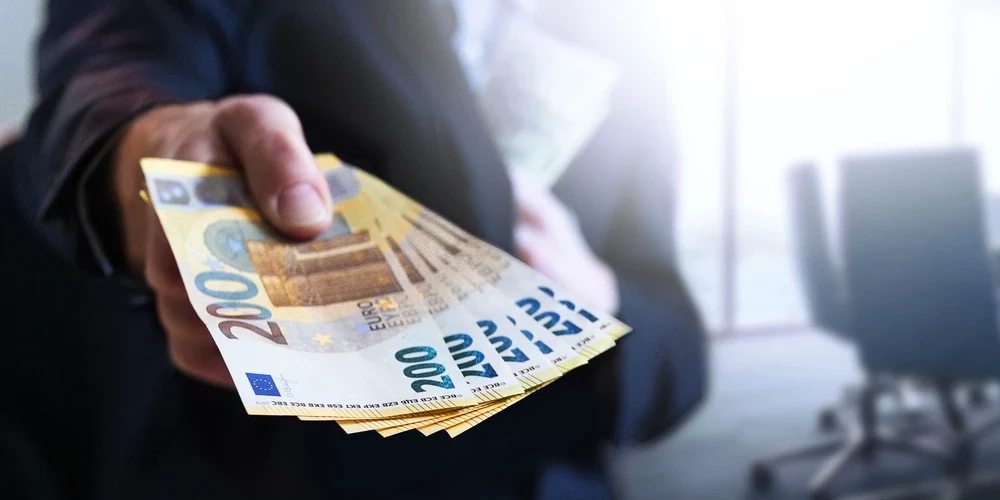 Специалистам надо помогать, а то разбегутся.