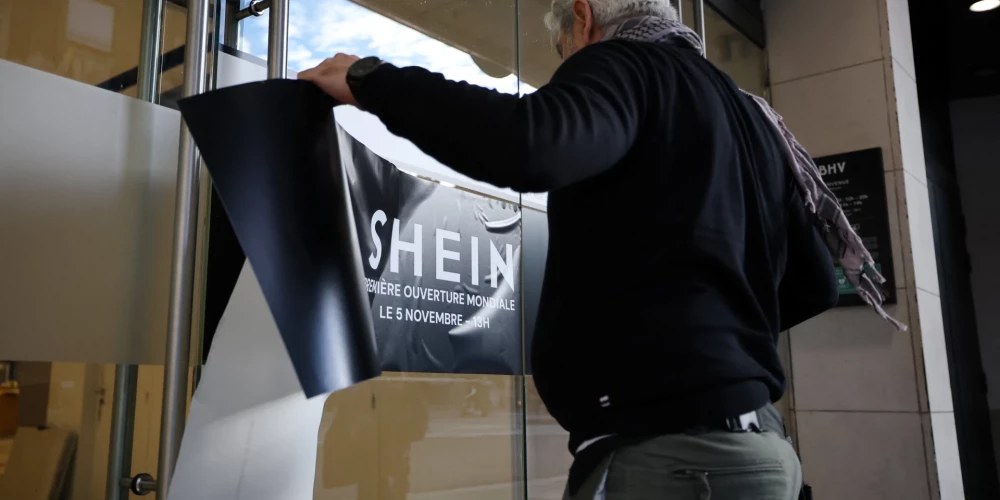 "Shein" logo uz veikala durvīm Parīzē. 2025. gada 5. novembris.