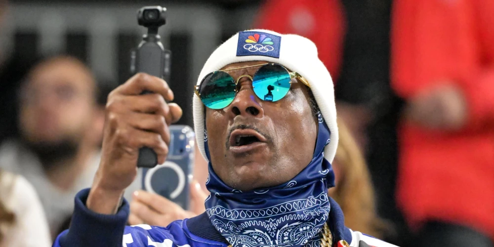 Snoop Dogg izbauda laiku ziemas olimpiskajās spēlēs Milānā-Kortīnā.
