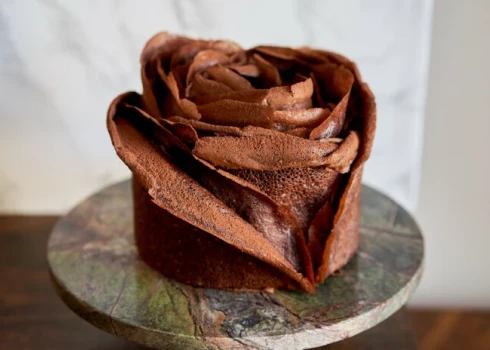 Rozes formas kūka no pankūkām. Publicitātes foto