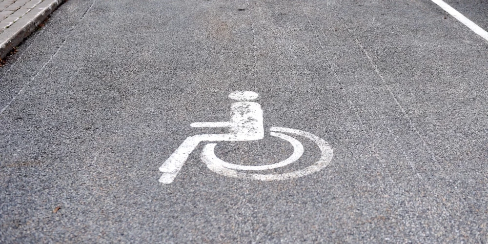 Birokrātijas mazināšanai plāno atvieglot invalīdu stāvvietu izmantošanas karšu izsniegšanas kārtību.