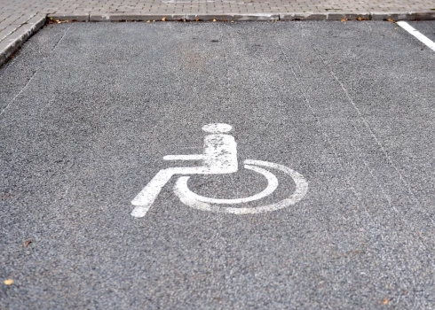 Birokrātijas mazināšanai plāno atvieglot invalīdu stāvvietu izmantošanas karšu izsniegšanas kārtību. 