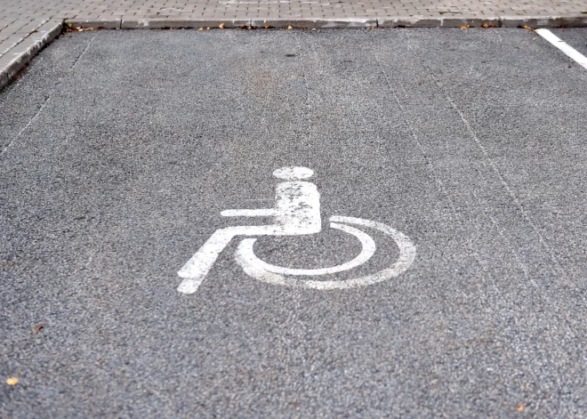 Plāno vienkāršot invalīdu stāvvietu karšu izsniegšanu