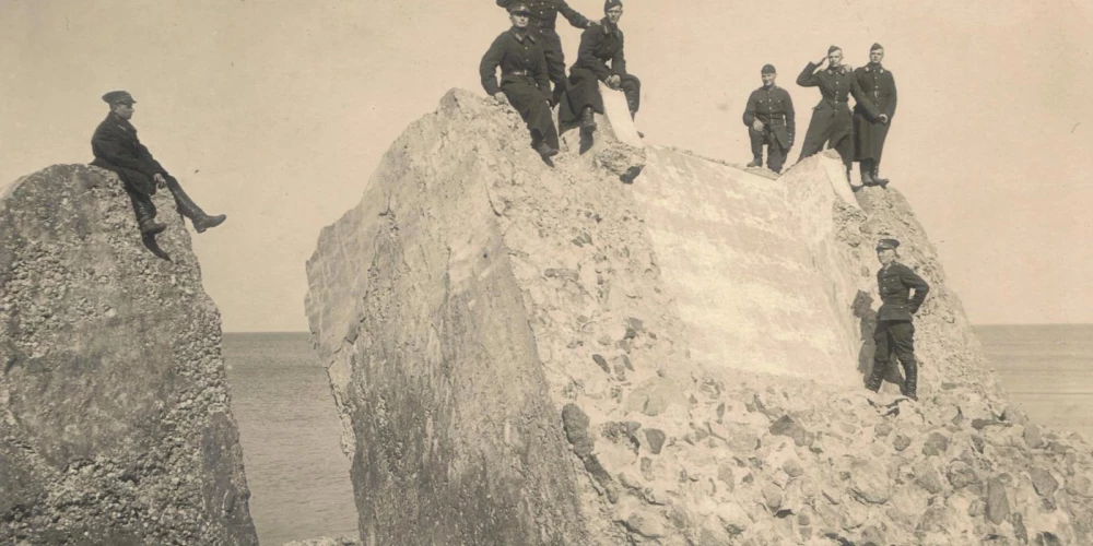 Солдаты в свободное время на отдыхе, старые форты Каросты, 1930-е годы.