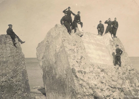 Солдаты в свободное время на отдыхе, старые форты Каросты, 1930-е годы.