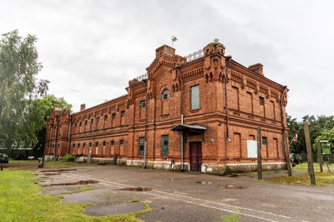 Тюрьма Каросты функционировала с 1900 по 1997 год. В настоящее время музей. Здание Каростской тюрьмы является памятником архитектуры.