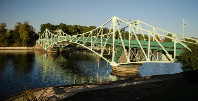 Мост Оскара Калпака — поворотный мост в Лиепае, технический памятник, один из старейших мостов с металлическими конструкциями на территории Лиепаи и всей Латвии.