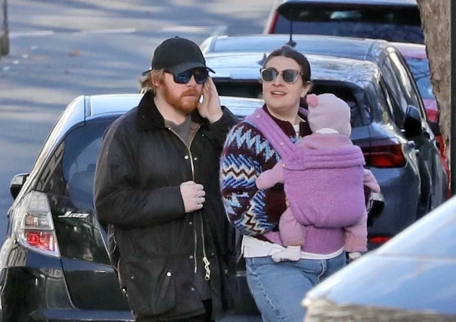 Rūperts Grints ar dzīvesbiedri Džordžiju Grūmu un jaunāko meitu Londonā aizvadītā gada decembrī.