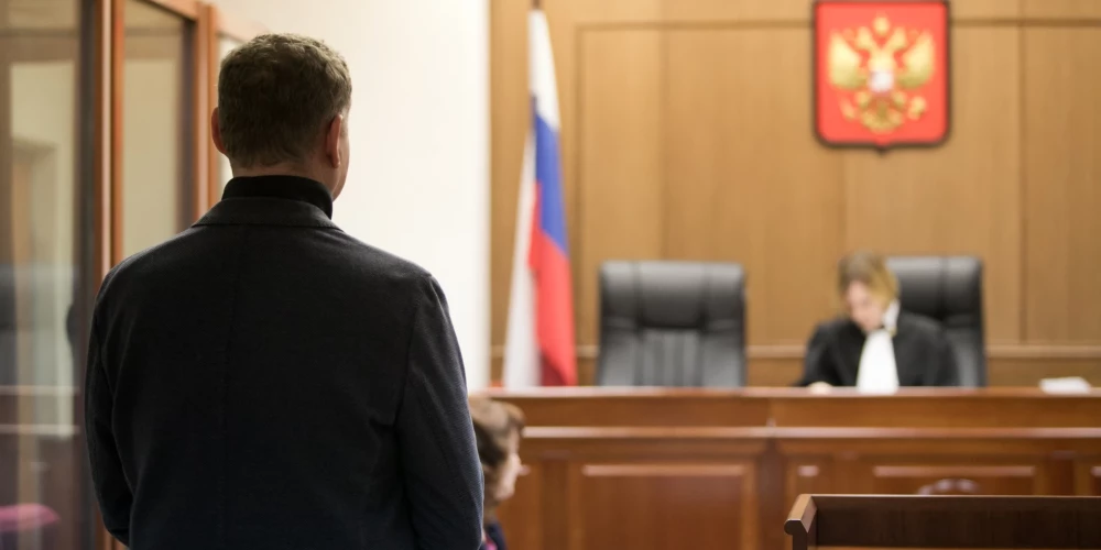 Bijušais Krievijas “Sudostroiteļnij bank” (“SB-bank”) valdes priekšsēdētāja vietnieks Vasilijs Meļņikovs saņēmis sešu gadu ieslodzījumu pēc tam, kad atzīts par vainīgu 11 miljardu rubļu (120 miljoni eiro) izšķērdēšanas organizēšanā.