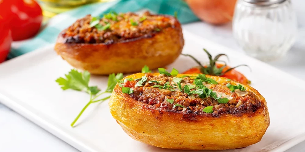 Ar malto gaļu pildīti kartupeļi