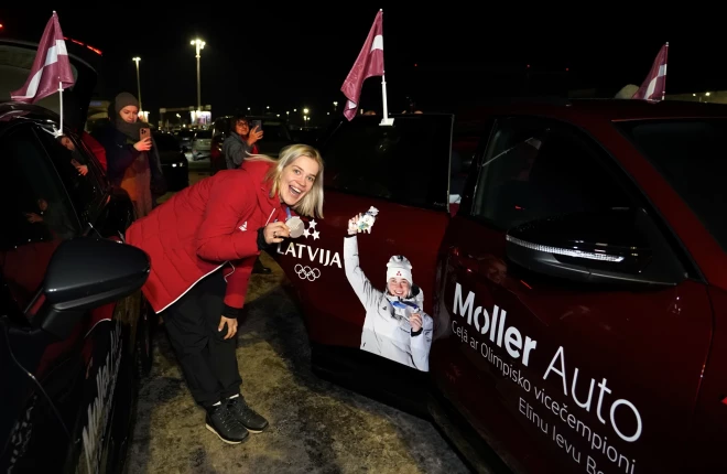 В Рижском аэропорту встретили вице-чемпионку зимних Олимпийских игр Милан-Кортина 2026, саночницу Элину Иеву Боту.