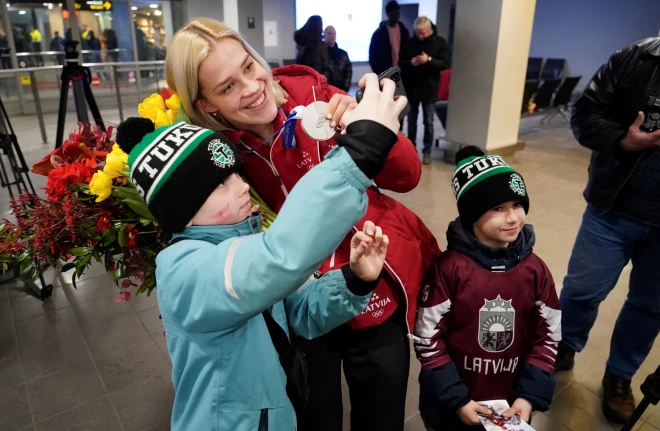 В Рижском аэропорту встретили вице-чемпионку зимних Олимпийских игр Милан-Кортина 2026, саночницу Элину Иеву Боту.