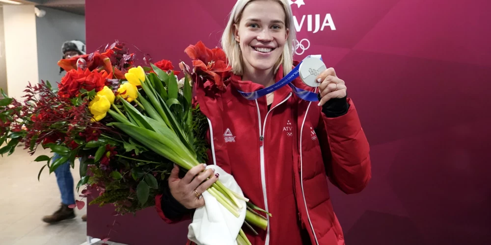 В Рижском аэропорту встретили вице-чемпионку зимних Олимпийских игр Милан-Кортина 2026, саночницу Элину Иеву Боту.