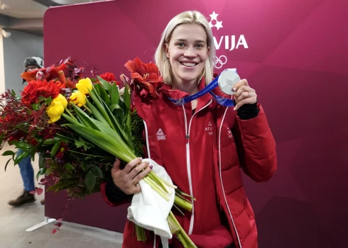 В Рижском аэропорту встретили вице-чемпионку зимних Олимпийских игр Милан-Кортина 2026, саночницу Элину Иеву Боту.