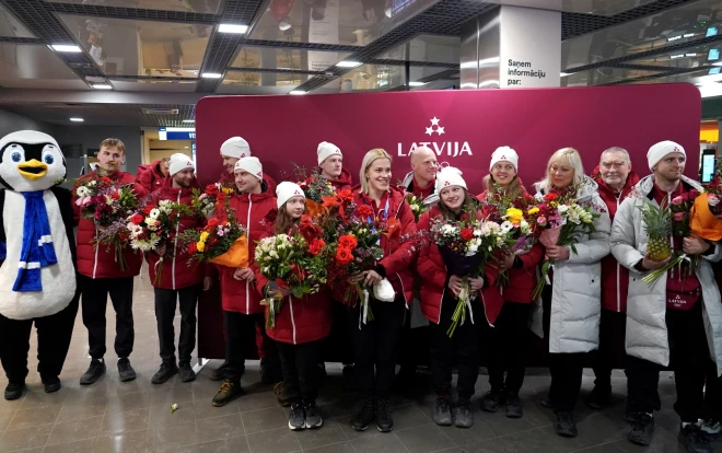 В Рижском аэропорту встретили вице-чемпионку зимних Олимпийских игр Милан-Кортина 2026, саночницу Элину Иеву Боту.