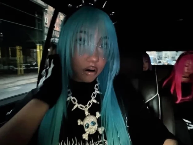 Uz Nortas sejas redzami vismaz pieci jauni pīrsingi.