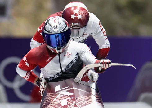 Latvijas bobsleja divnieku ekipāža ar pilotu Jēkabu Kalendu un stūmēju Matīsu Mikni