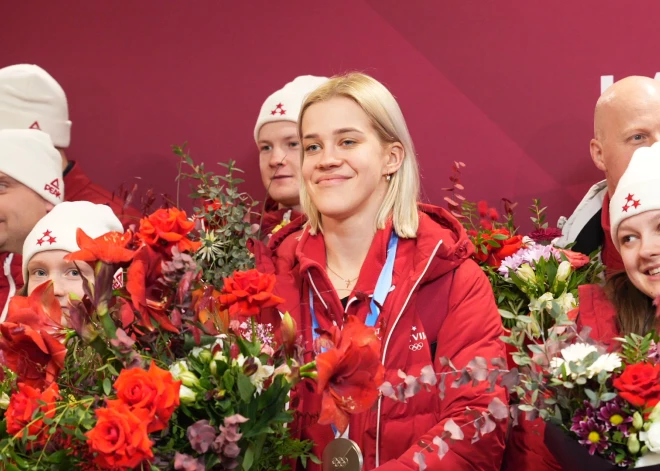 В Рижском аэропорту 17 февраля встретили вице-чемпионку зимних Олимпийских игр в Милане и Кортина-д’Ампеццо по санному спорту Элину Иеву Боту, а также представителей нескольких других видов спорта из состава олимпийской сборной Латвии.