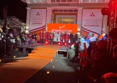 Ļaužu jūra Siguldā ar gavilēm sagaida novadnieci Elīnu Ievu Botu un citus Latvijas olimpiešus. VIDEO