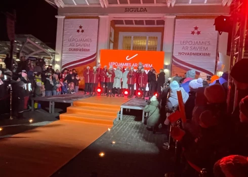 Latvijas olimpiešu sumināšana pie Siguldas dzelzceļa stacijas (foto: Džina Briška)