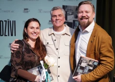 Radi, draugi, kolēģi un domubiedri sanāk sveikt Jāni Šipkēvicu viņa grāmatas atklāšanas svētkos. FOTO, VIDEO