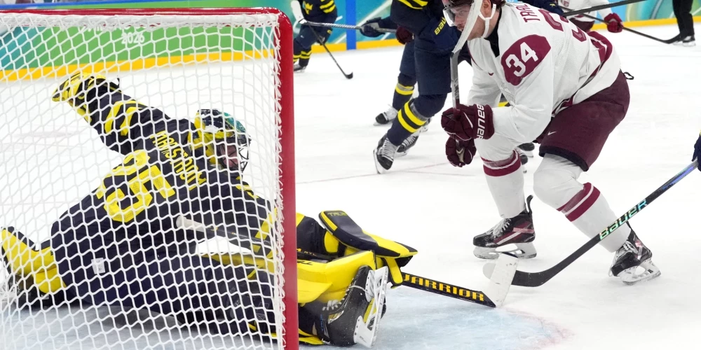 Eduards Tralmaks gūst vārtus pret Zviedriju savā 29. dzimšanas dienā, taču tas izrādījās vienīgais Latvijas panākums