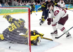 Eduards Tralmaks gūst vārtus savā dzimšanas dienā, taču ar to nepietiek astotdaļfinālā pret Zviedriju