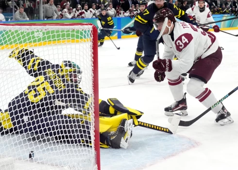 Eduards Tralmaks gūst vārtus pret Zviedriju savā 29. dzimšanas dienā, taču tas izrādījās vienīgais Latvijas panākums