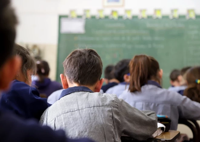 Valsts kontrole atklāj šokējošu nevienlīdzību Latvijas skolās, kas bērniem laupa iespēju mācīties tālāk