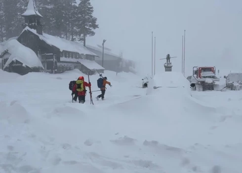 Kalifornijā pazuduši desmit slēpotāji.