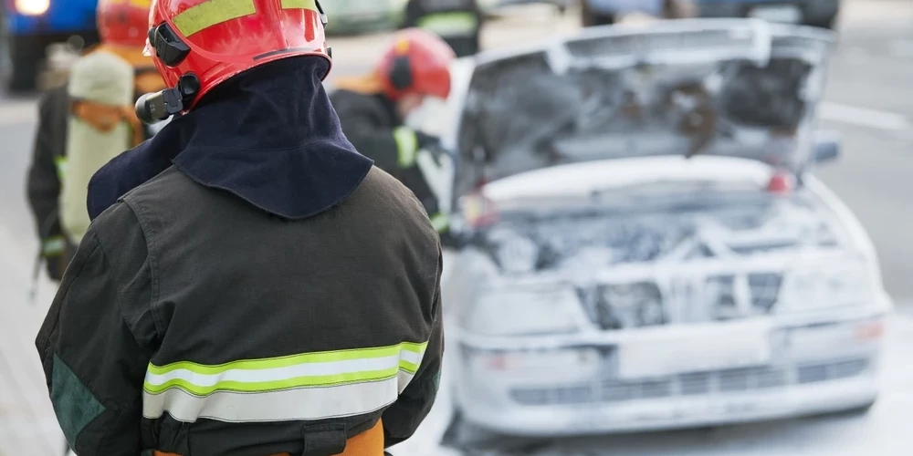 Liepājā naktī nodedzinātas divas vienai ģimenei piederošas automašīnas.