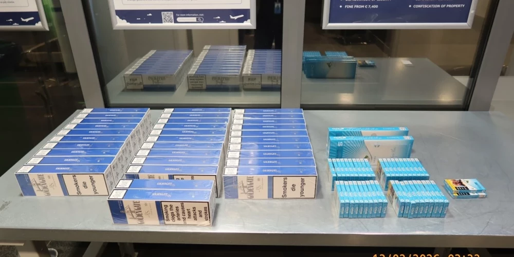 Pasažiera bagāžā atrod kontrabandas cigaretes.