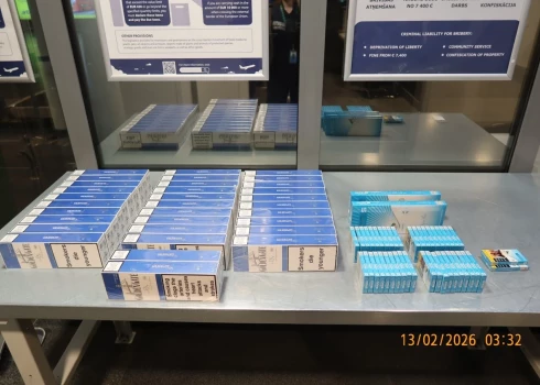 Pasažiera bagāžā atrod kontrabandas cigaretes.