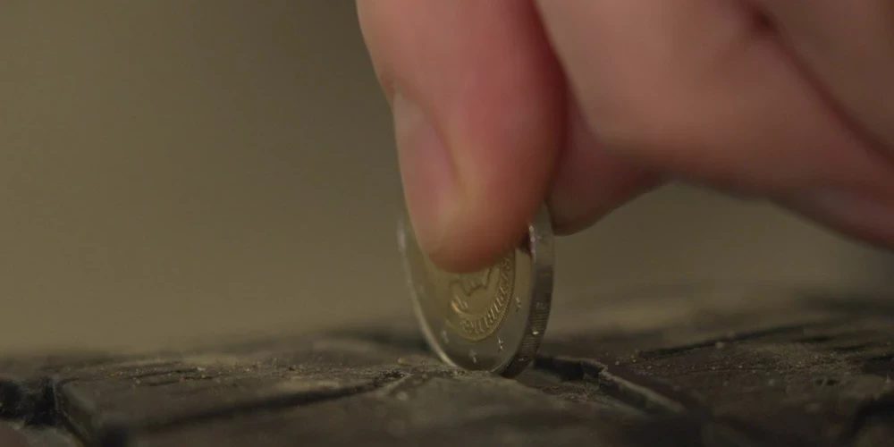 Visprecīzāk protektora dziļumu var pārbaudīt ar mikrometru. Bet, ja tāda nav, var izmantot 2 eiro monētu.