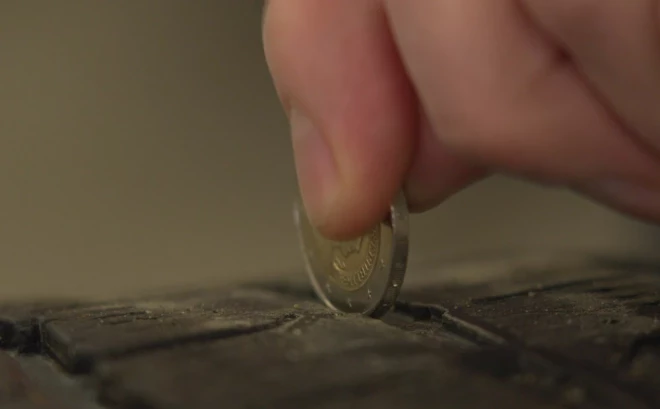 Visprecīzāk protektora dziļumu var pārbaudīt ar mikrometru. Bet, ja tāda nav, var izmantot 2 eiro monētu.