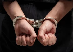 Kamēr vīrietis Stacijas laukumā baudīja maltīti, garnadzis nemanāmi "iztīra" viņa kabatas