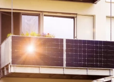 Все еще в шоке от январских счетов? Владельцам квартир в Латвии предлагают самим производить энергию