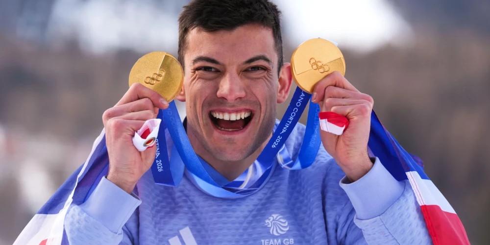 Подопечный Мартина Дукурса, олимпийский чемпион по скелетону Мэтт Уэстон со своими золотыми медалями.