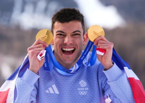 Подопечный Мартина Дукурса, олимпийский чемпион по скелетону Мэтт Уэстон со своими золотыми медалями.