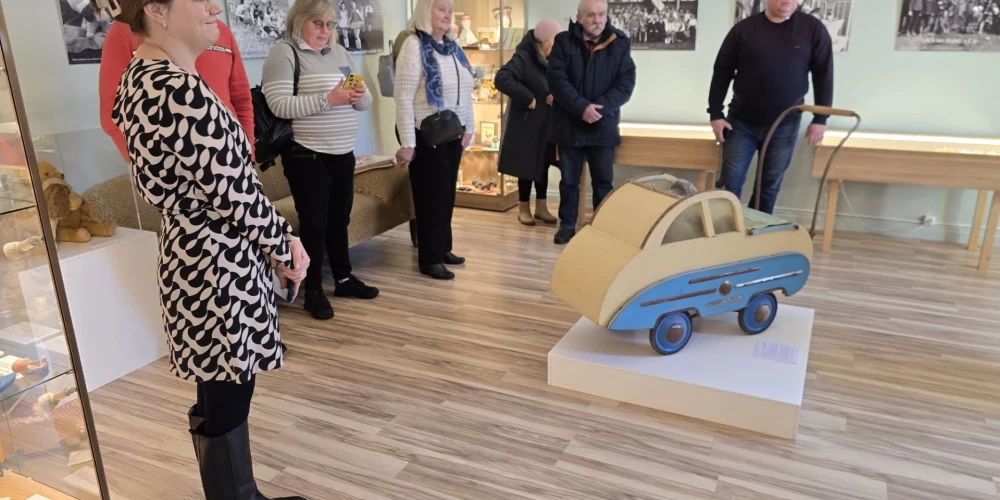 Baldones muzejā redzami arī bērnu ratiņi, kādos savulaik pastaigās veda mūsu vecvectētiņus.